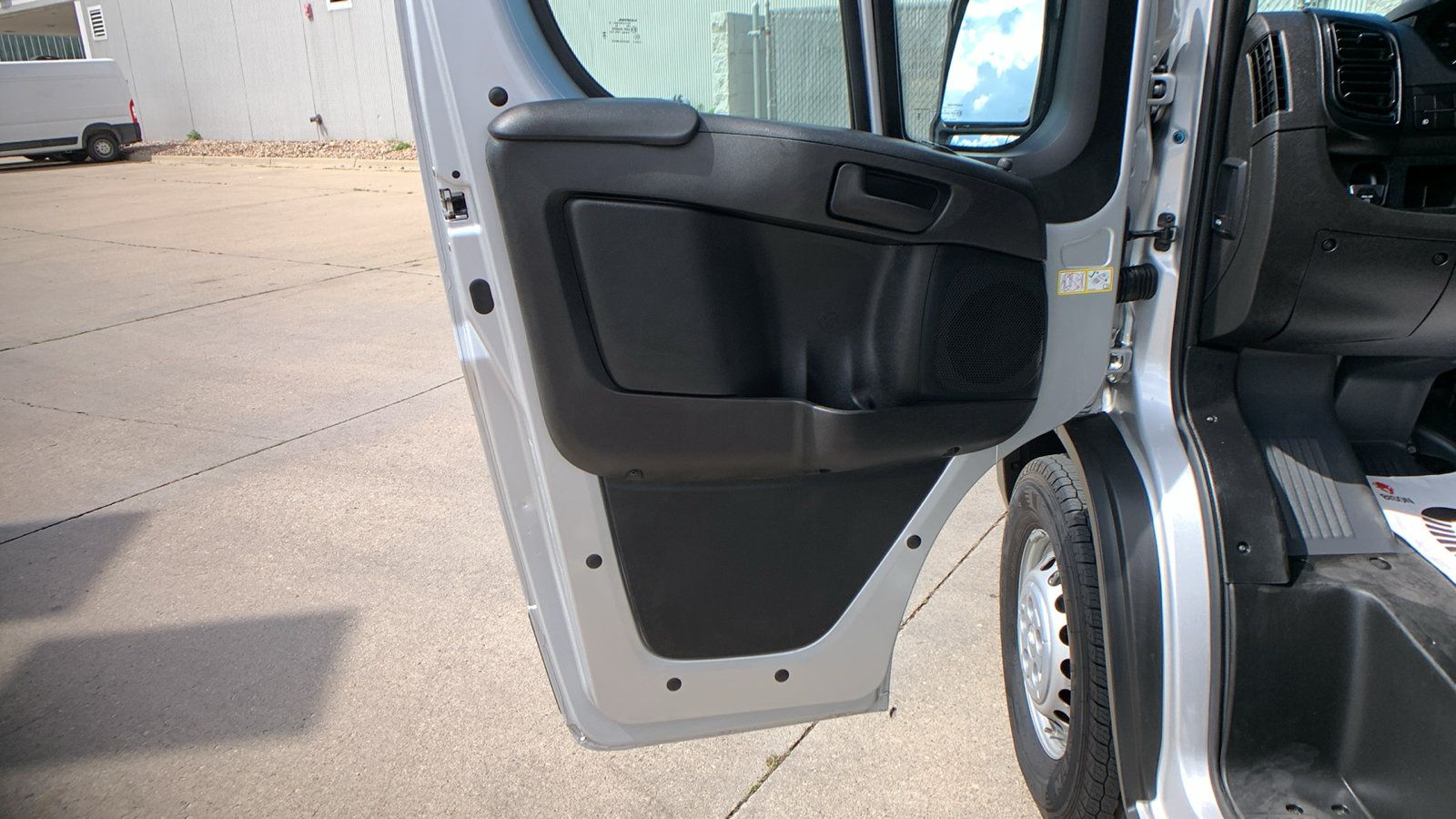 Used 2024 RAM ProMaster 2500 w/ Convenience Group FWD image 9