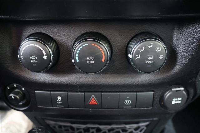 Used 2016 Jeep Wrangler Unlimited Sahara w/ Connectivity Group AWD/4WD image 19