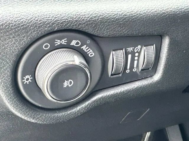 Used 2025 Chrysler Pacifica Limited FWD image 35