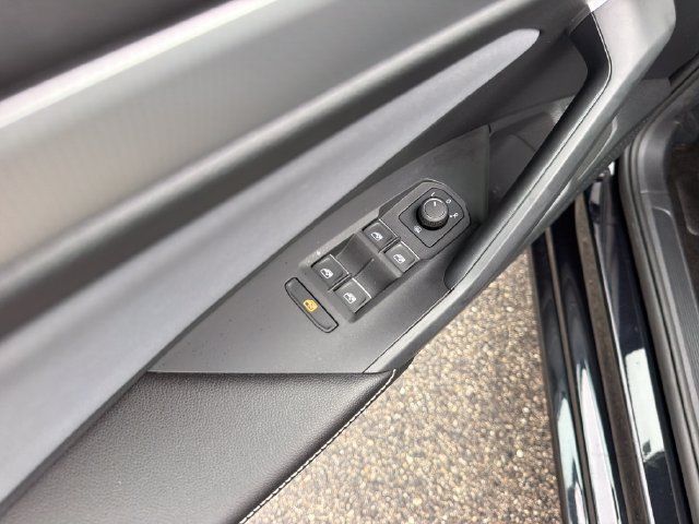 Certified 2025 Volkswagen Jetta SE w/ Sunroof Package FWD image 12