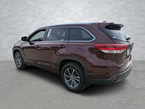 Used 2018 Toyota Highlander SE image 7