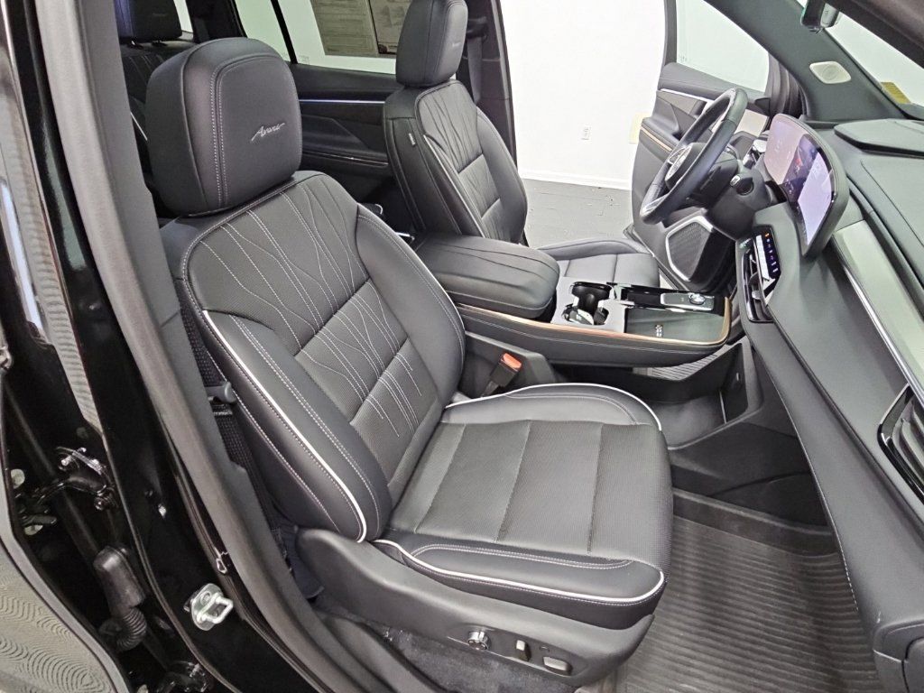 Certified 2025 Buick Enclave Avenir w/ Super Cruise Package AWD/4WD image 45