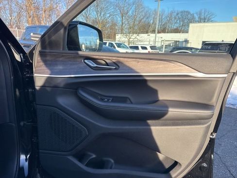 Used 2025 Jeep Grand Cherokee Limited w/ MOPAR Finishing Package image 33