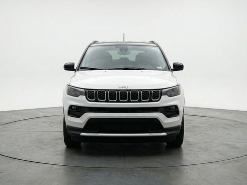 Used 2025 Jeep Compass Limited AWD/4WD image 2