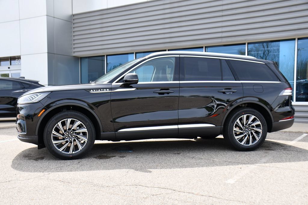 Used 2026 Lincoln Aviator AWD image 2