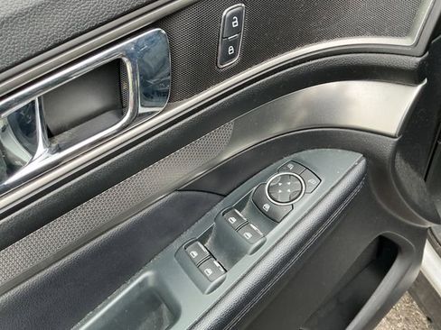 Used 2018 Ford Explorer XLT w/ Equipment Group 201A AWD/4WD image 12