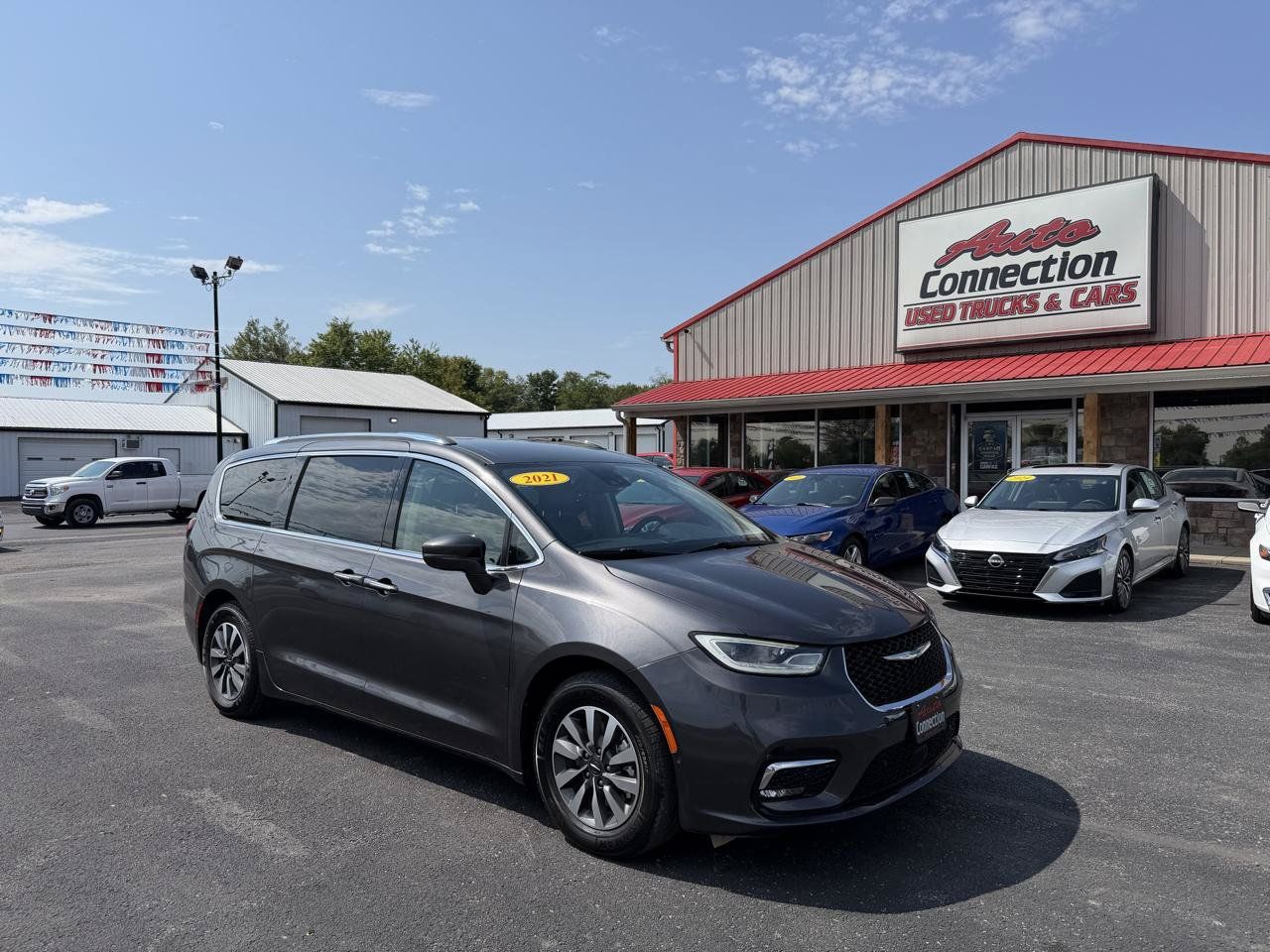 Used 2021 Chrysler Pacifica Touring-L FWD image 2