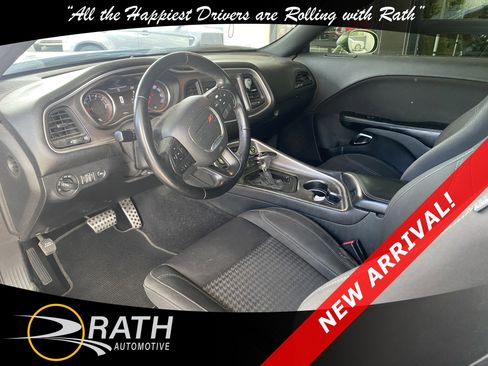 Used 2019 Dodge Challenger SXT RWD image 11
