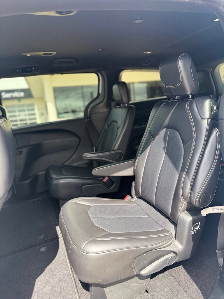Used 2025 Chrysler Pacifica Select FWD image 14