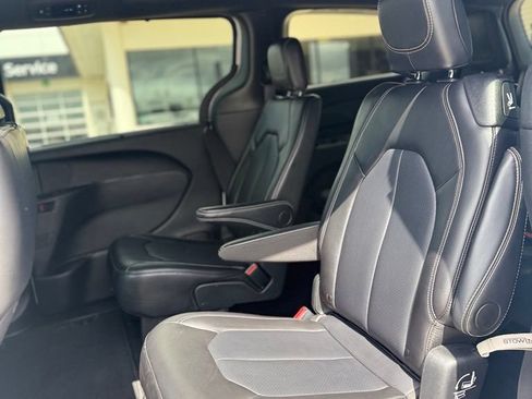 Used 2025 Chrysler Pacifica Select FWD image 14