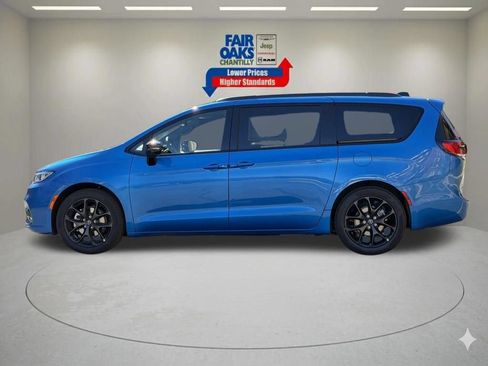 New 2026 Chrysler Pacifica Limited w/ Uconnect Theater Family Group FWD image 9