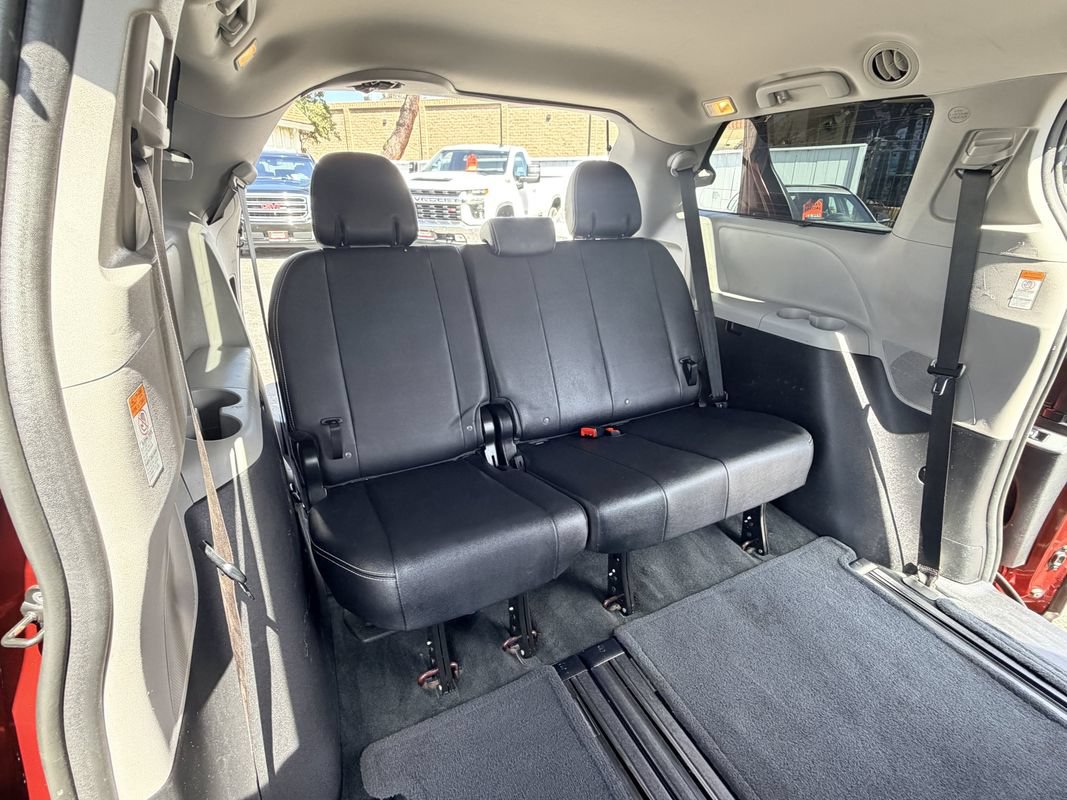 Used 2017 Toyota Sienna SE w/ SE Preferred Package FWD image 22