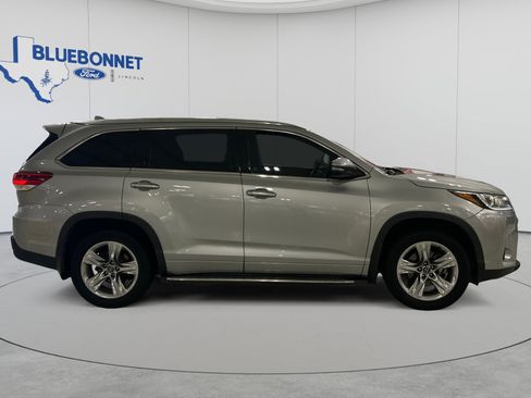Used 2018 Toyota Highlander Limited FWD image 4