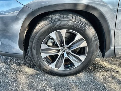 Used 2022 Toyota Highlander XLE FWD image 13