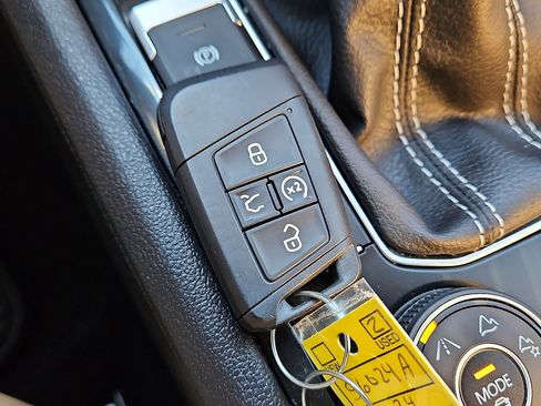 Certified 2024 Volkswagen Tiguan SE image 20