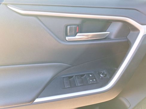 Used 2020 Toyota RAV4 XLE image 17