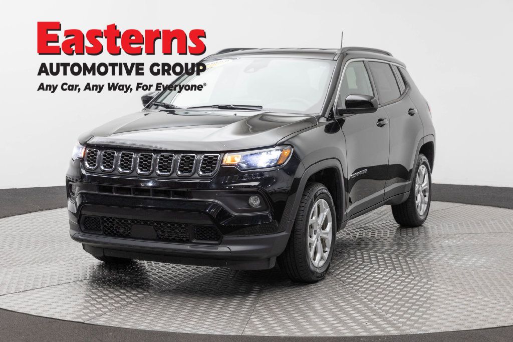 Used 2024 Jeep Compass Latitude AWD/4WD image 1