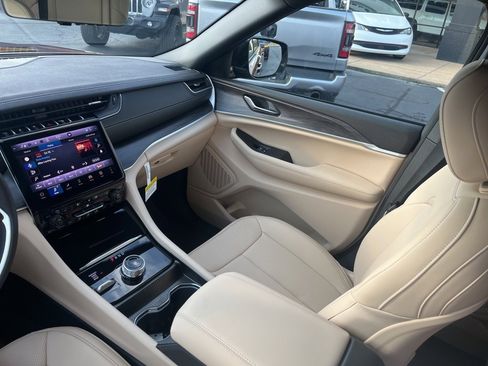 New 2025 Jeep Grand Cherokee Limited w/ Luxury Tech Group II image 20