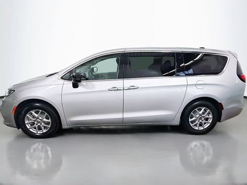 Used 2024 Chrysler Pacifica Touring-L FWD image 6