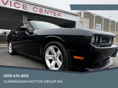 Used 2013 Dodge Challenger SXT image 1