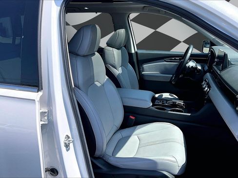 Used 2024 Honda Pilot Touring image 7