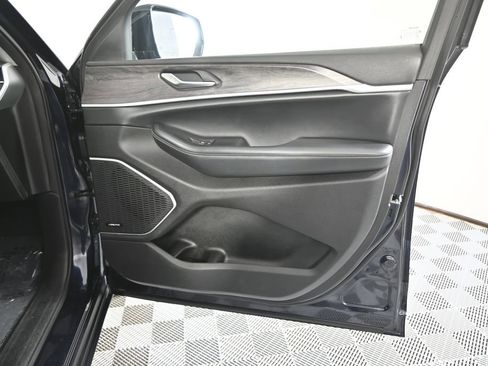 Used 2023 Jeep Grand Cherokee Limited w/ Luxury Tech Group II image 12