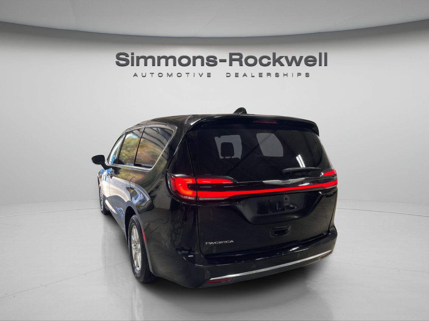 Used 2025 Chrysler Pacifica Select FWD image 3