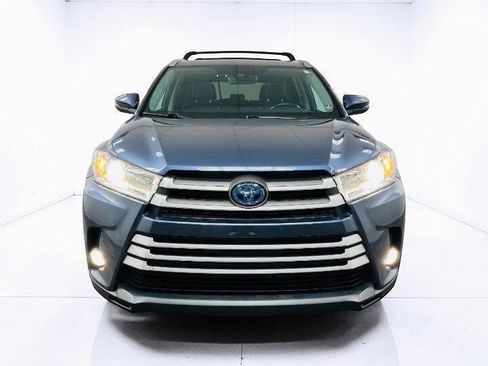 Used 2018 Toyota Highlander XLE w/ Carpet Mat Package (TMS) image 6