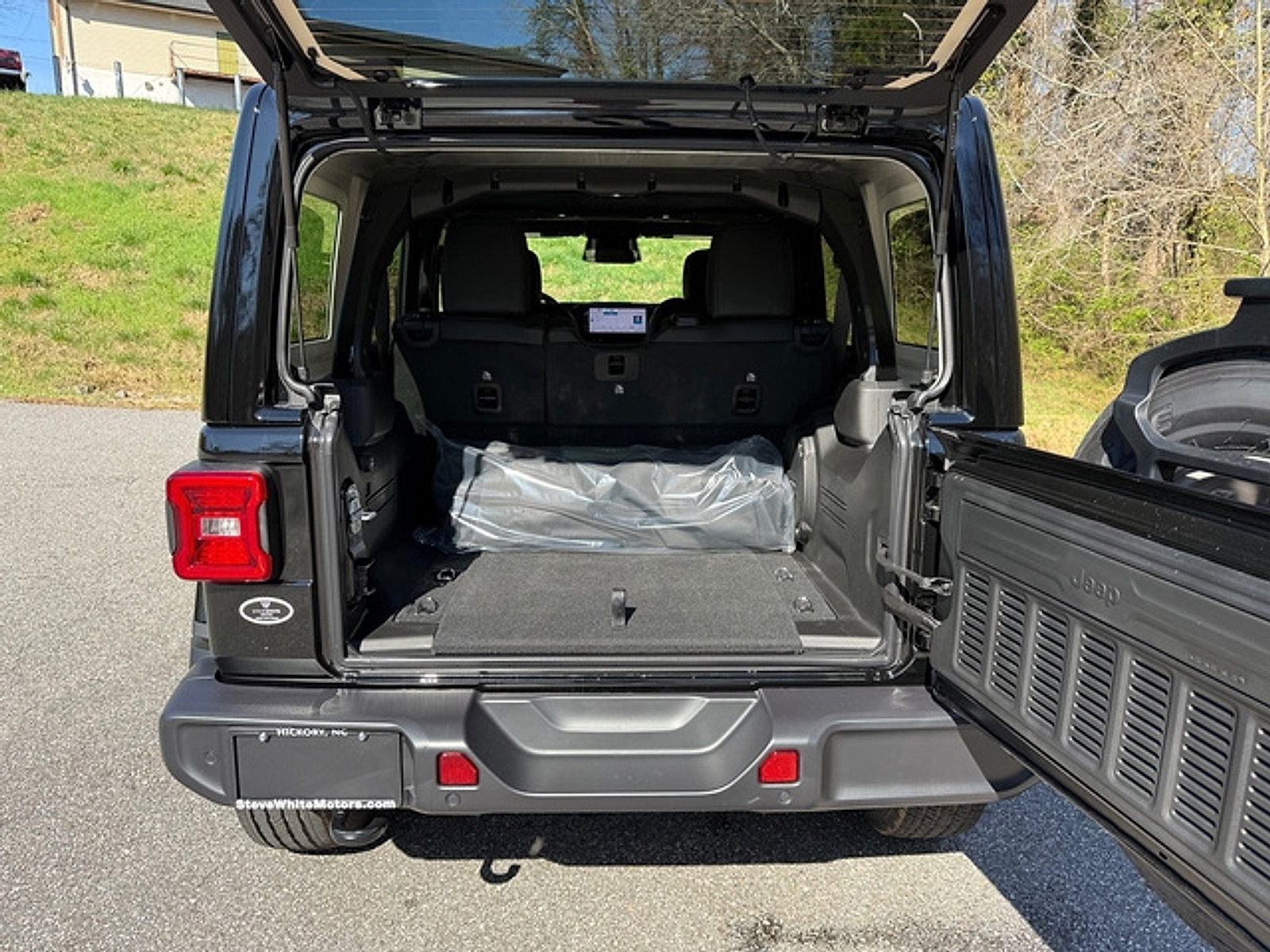 New 2026 Jeep Wrangler Unlimited Sahara AWD/4WD image 16