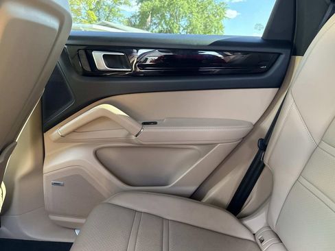 Used 2022 Porsche Cayenne Platinum Edition image 15