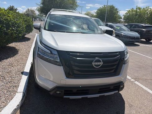 Used 2022 Nissan Pathfinder SL w/ SL Black Package FWD image 2