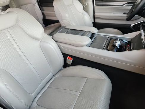 Certified 2024 Jeep Wagoneer Series II AWD/4WD image 13