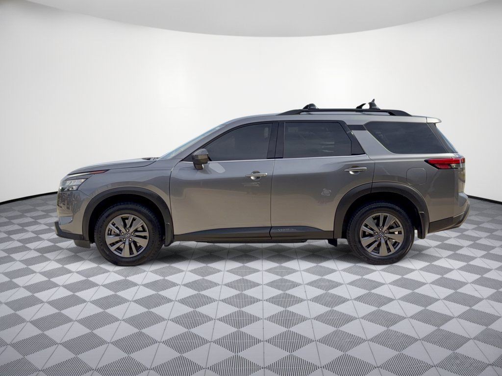 Used 2024 Nissan Pathfinder SV FWD image 2