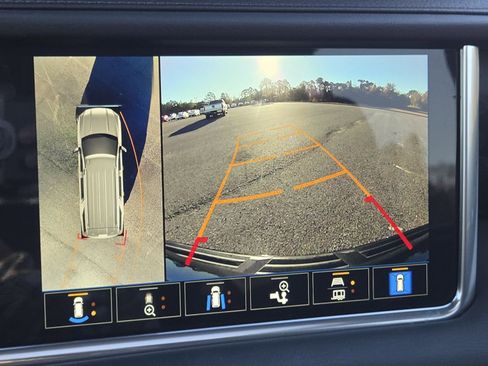 Used 2022 GMC Yukon XL Denali image 11