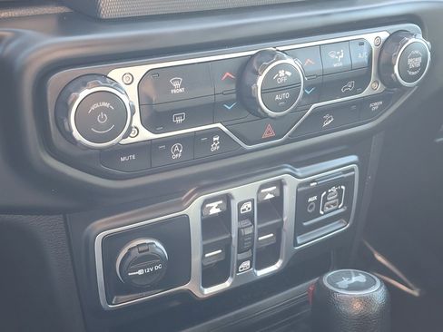 Used 2020 Jeep Wrangler Unlimited Sahara image 20