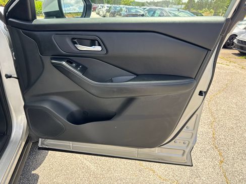 Used 2025 Nissan Rogue SV FWD image 14