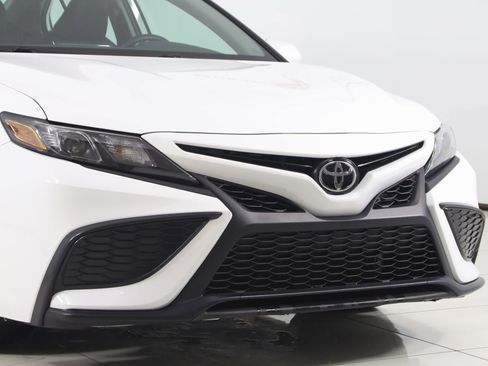 Used 2021 Toyota Camry SE image 34