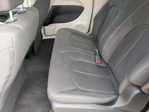 Used 2018 Chrysler Pacifica L FWD image 9