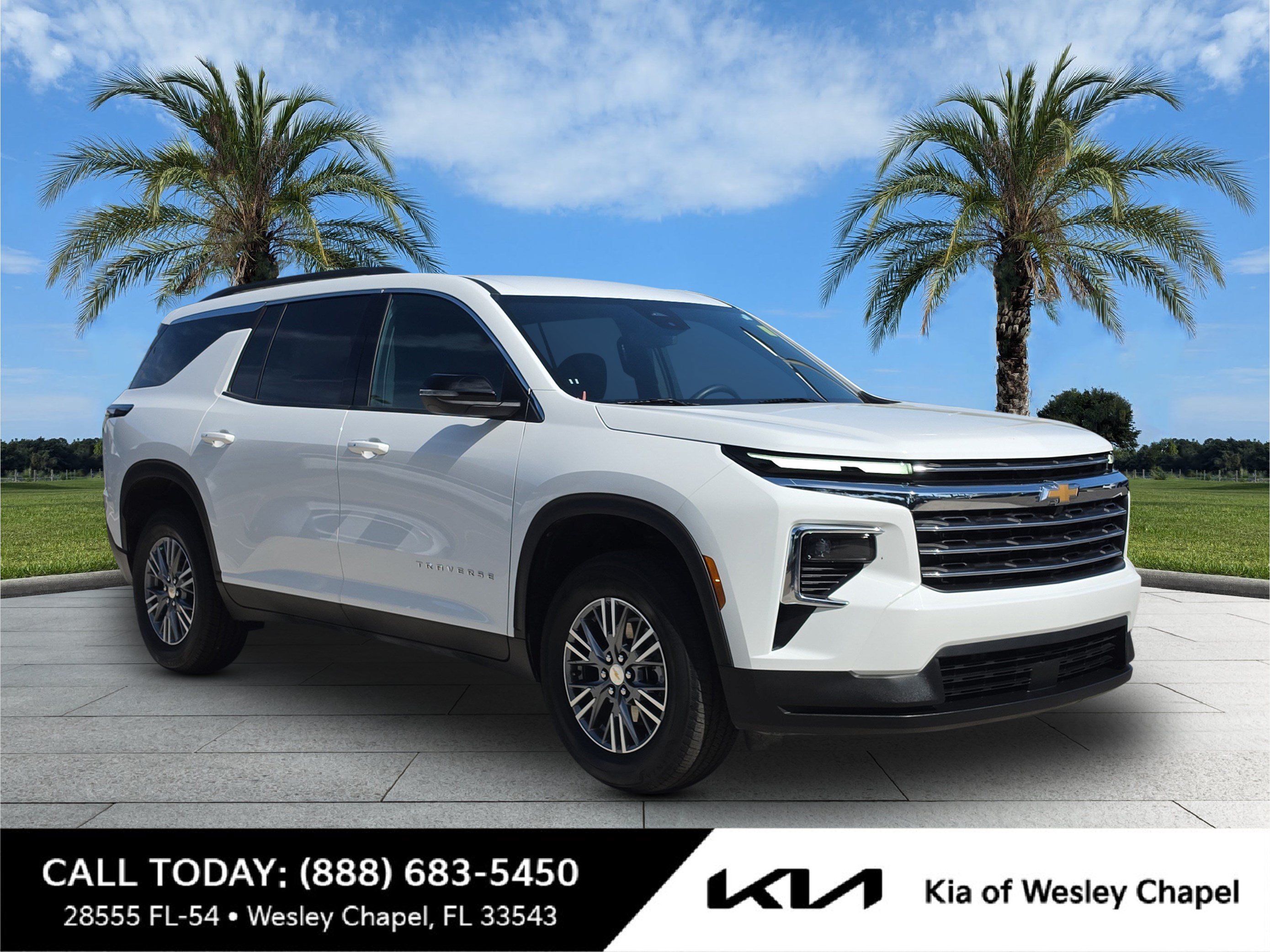 Used 2025 Chevrolet Traverse LT FWD image 1