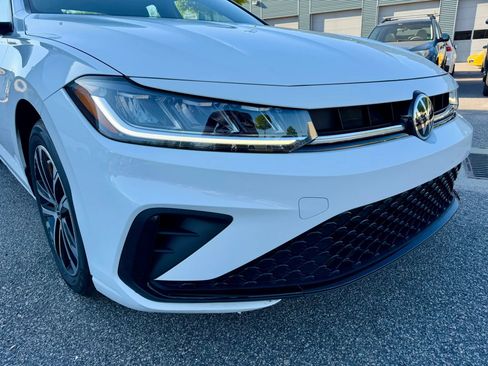 Used 2025 Volkswagen Jetta Sport image 12