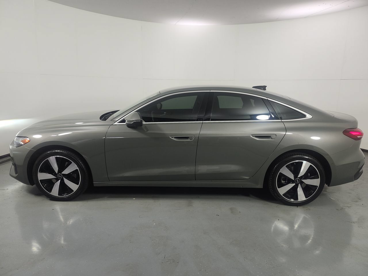 Used 2025 Audi A5 2.0T Premium Plus w/ Premium Plus AWD/4WD image 2