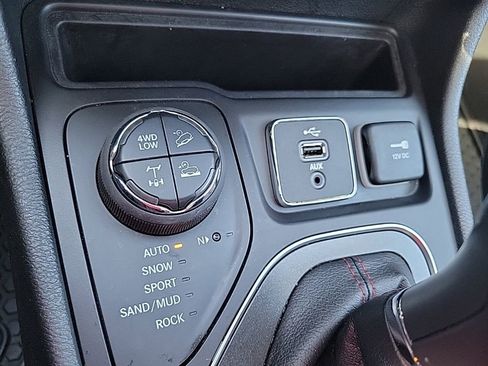 Used 2019 Jeep Cherokee Trailhawk image 16