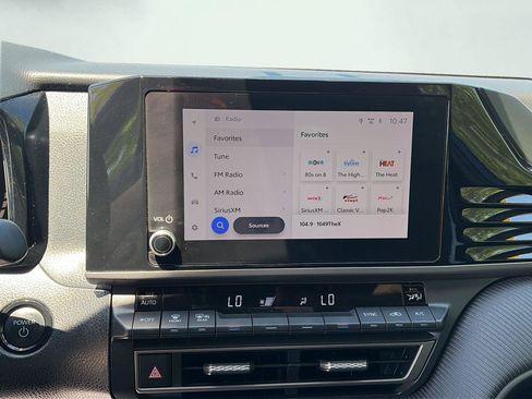 Used 2025 Toyota Camry SE FWD image 13