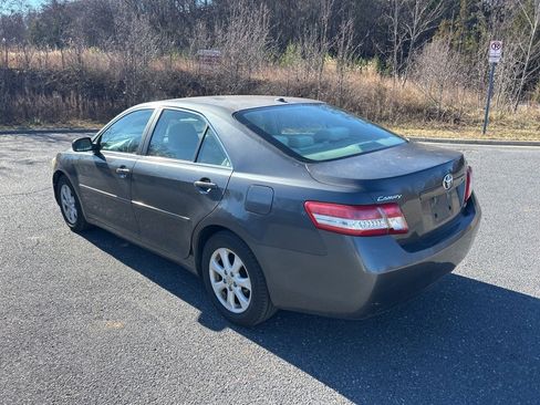 Used 2010 Toyota Camry LE image 3