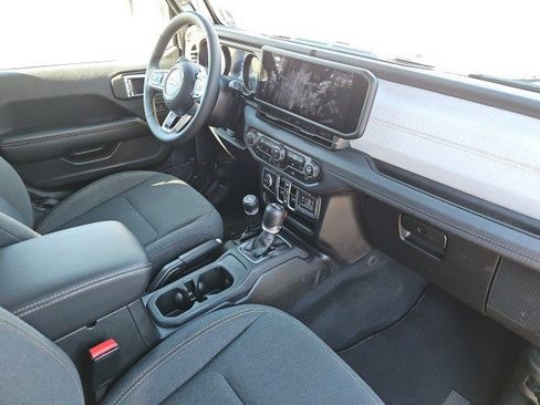 Used 2025 Jeep Wrangler Sahara image 14