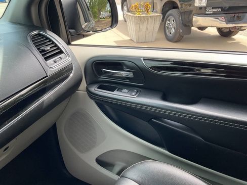 Used 2016 Dodge Grand Caravan SXT FWD image 17