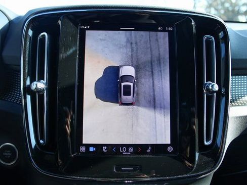 Used 2025 Volvo XC40 B5 Plus image 23