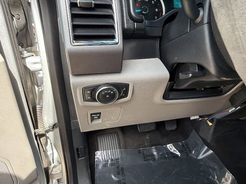 Used 2015 Ford F150 XLT image 25