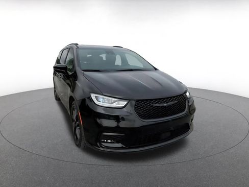 Used 2025 Chrysler Pacifica Limited FWD image 3