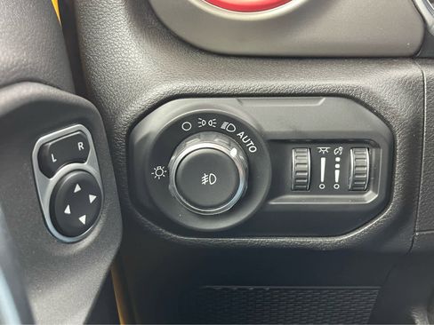 Used 2019 Jeep Wrangler Unlimited Rubicon w/ Cold Weather Group image 18